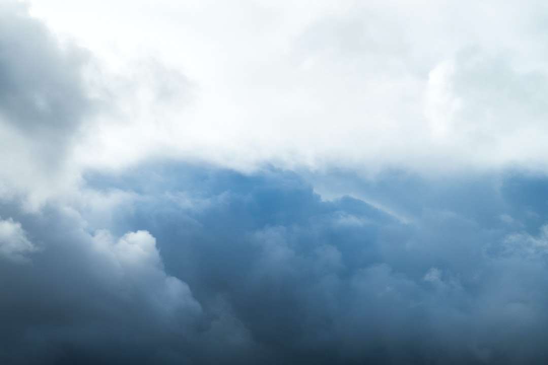 Бели облаци и синьо небе онлайн пъзел