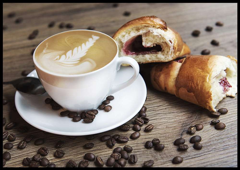 Kaffe med en croissant pussel på nätet