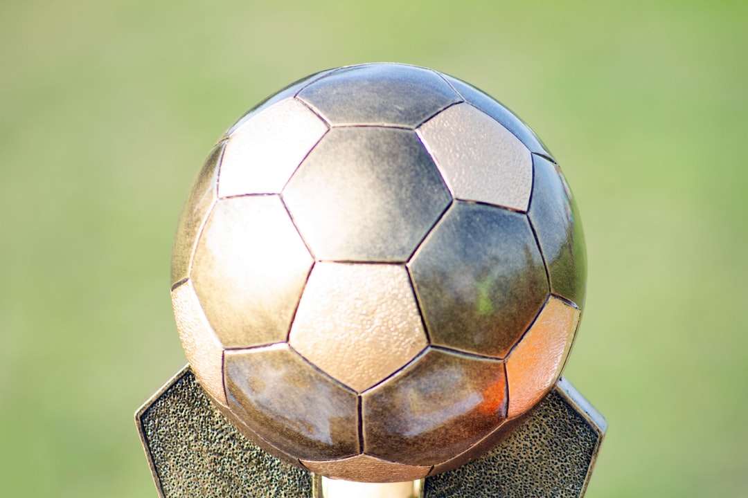 футболна топка върху кафяв дървена стойка онлайн пъзел