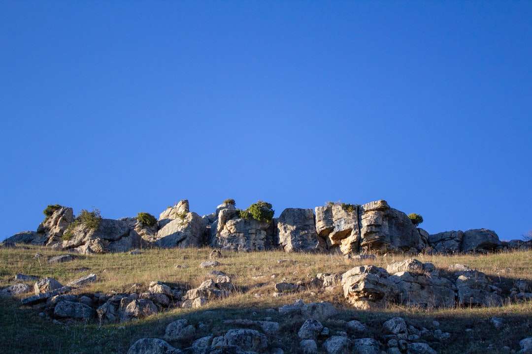 Montanha rochosa sob o céu azul durante o dia puzzle online