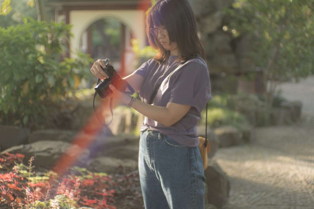 femme en t-shirt violet et jean bleu puzzle en ligne