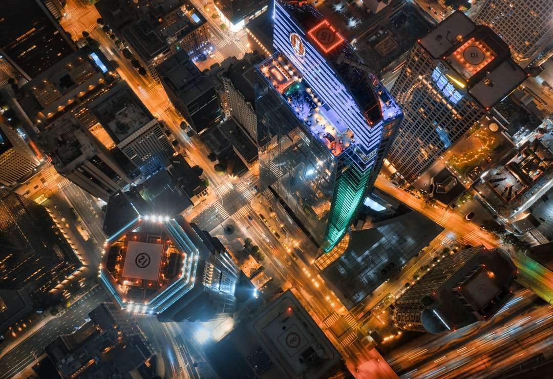 Flygfoto över stadsbyggnader under natten pussel på nätet
