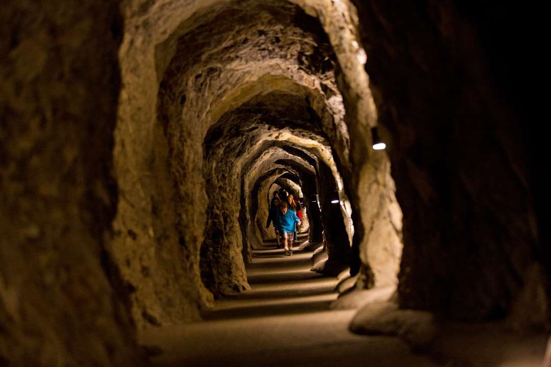 Femme en chemise bleue marchant sur tunnel puzzle en ligne