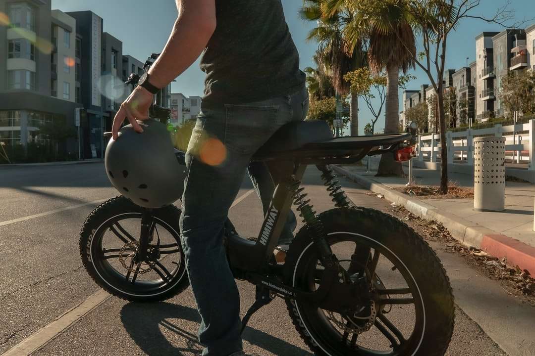 Homem, em, preto, t-shirt, montando, pretas, motocicleta quebra-cabeças online