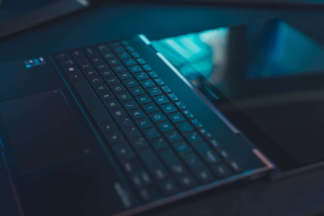 schwarz-blauer Laptop-Computer Online-Puzzle