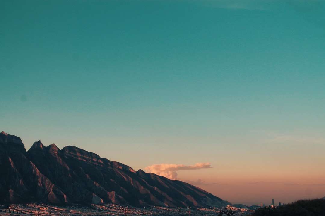 кафяви планини под синьо небе през деня онлайн пъзел