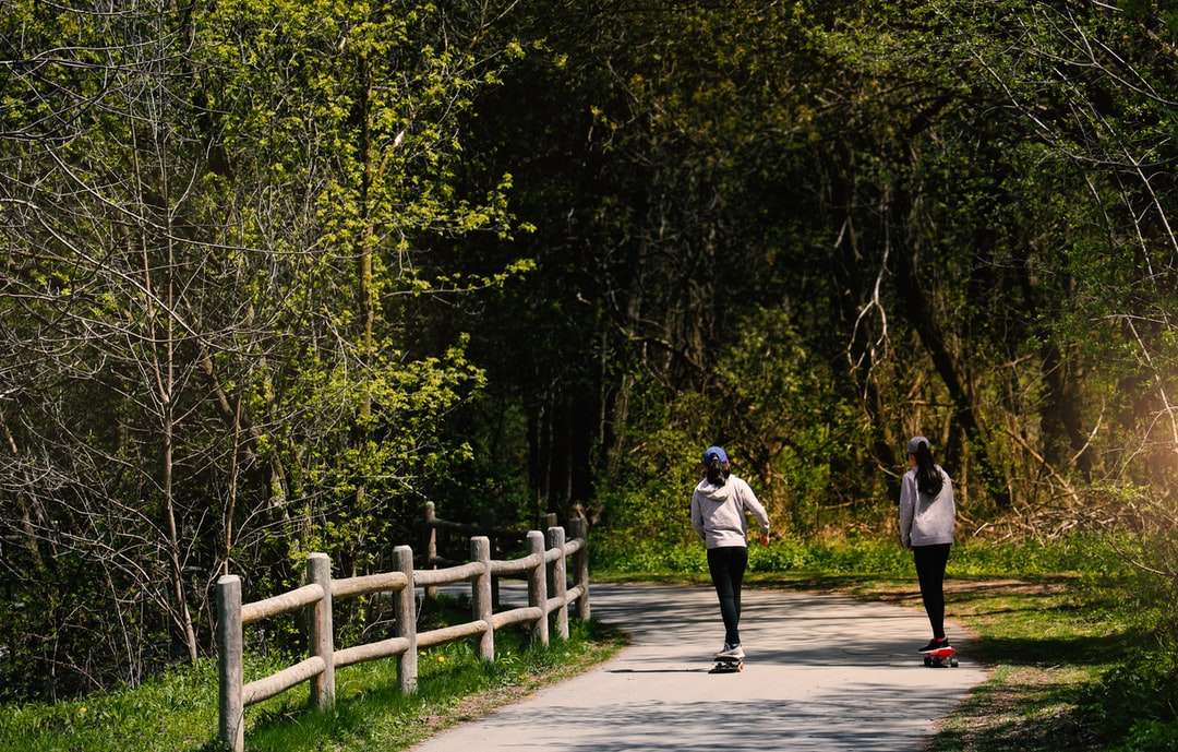 férfi és nő séta a zöld fák közötti ösvényen kirakós online