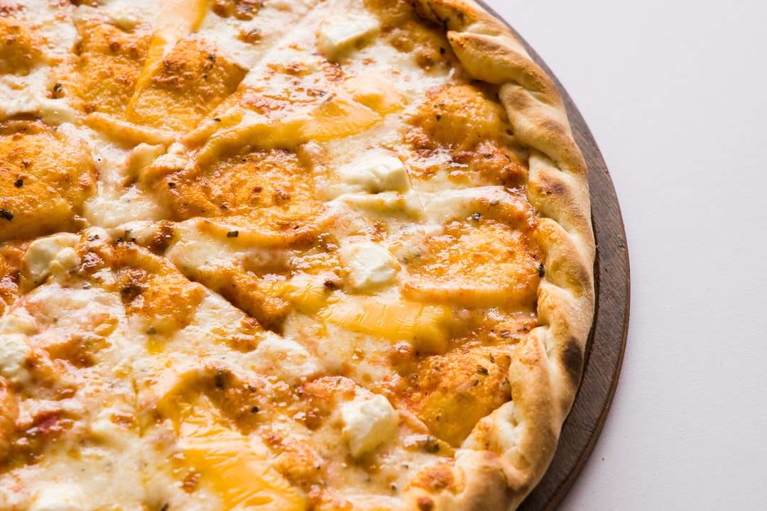 Pizza sul vassoio di legno marrone puzzle online