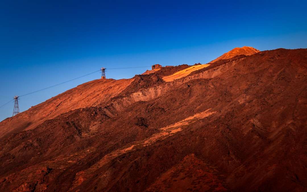 barna sziklás hegy kék ég alatt nappali online puzzle