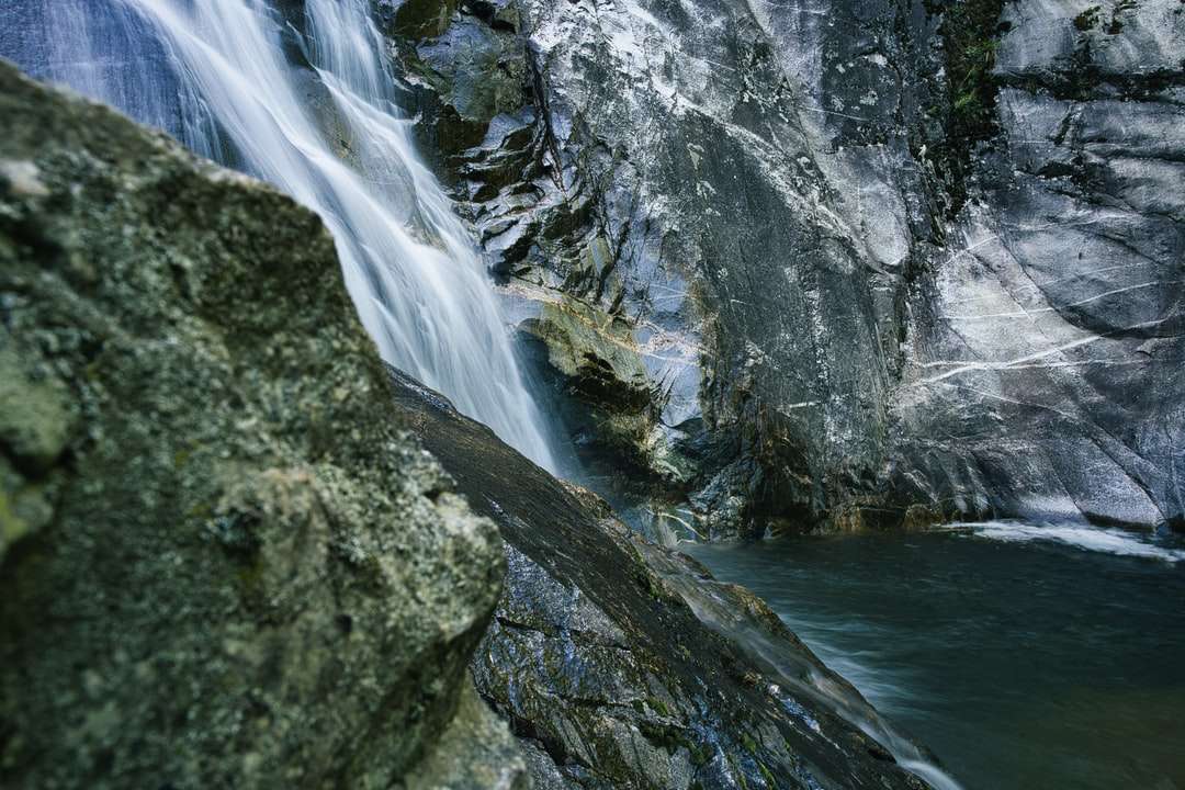 L'acqua cade sulla montagna rocciosa puzzle online