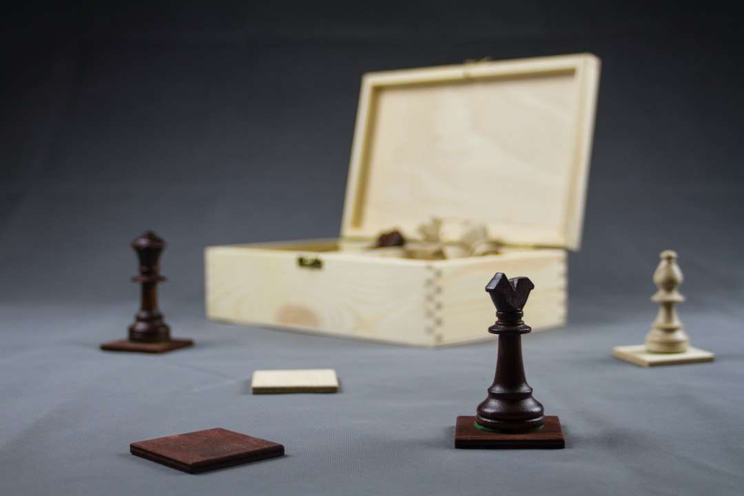 fekete sakkfigura fehér asztalon online puzzle
