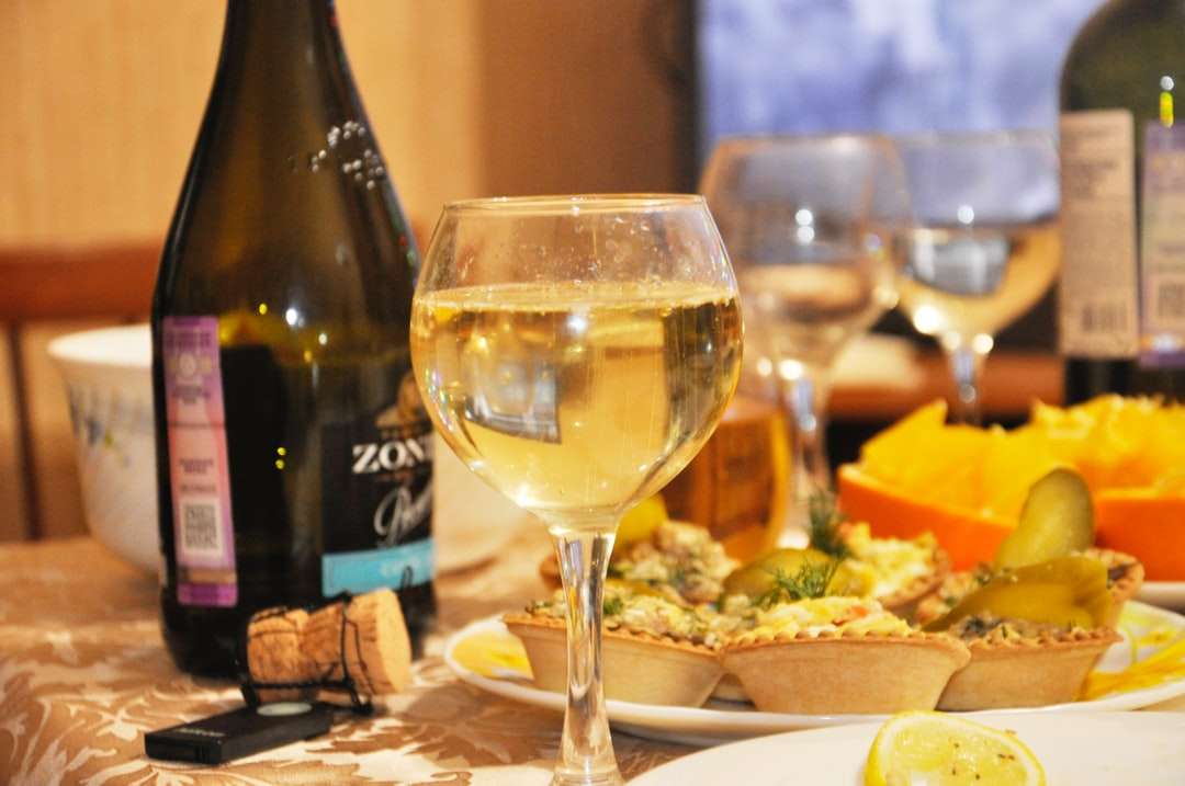 Bicchiere di vino trasparente con liquido marrone puzzle online