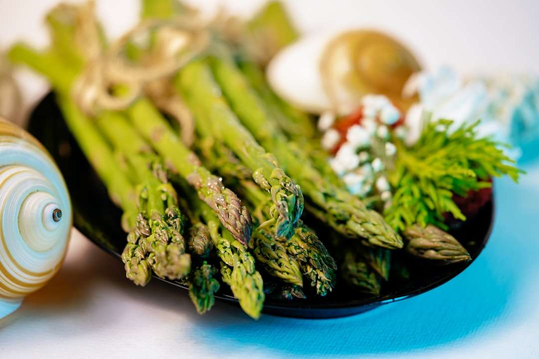 Зелен зеленчук на синя керамична плоча онлайн пъзел