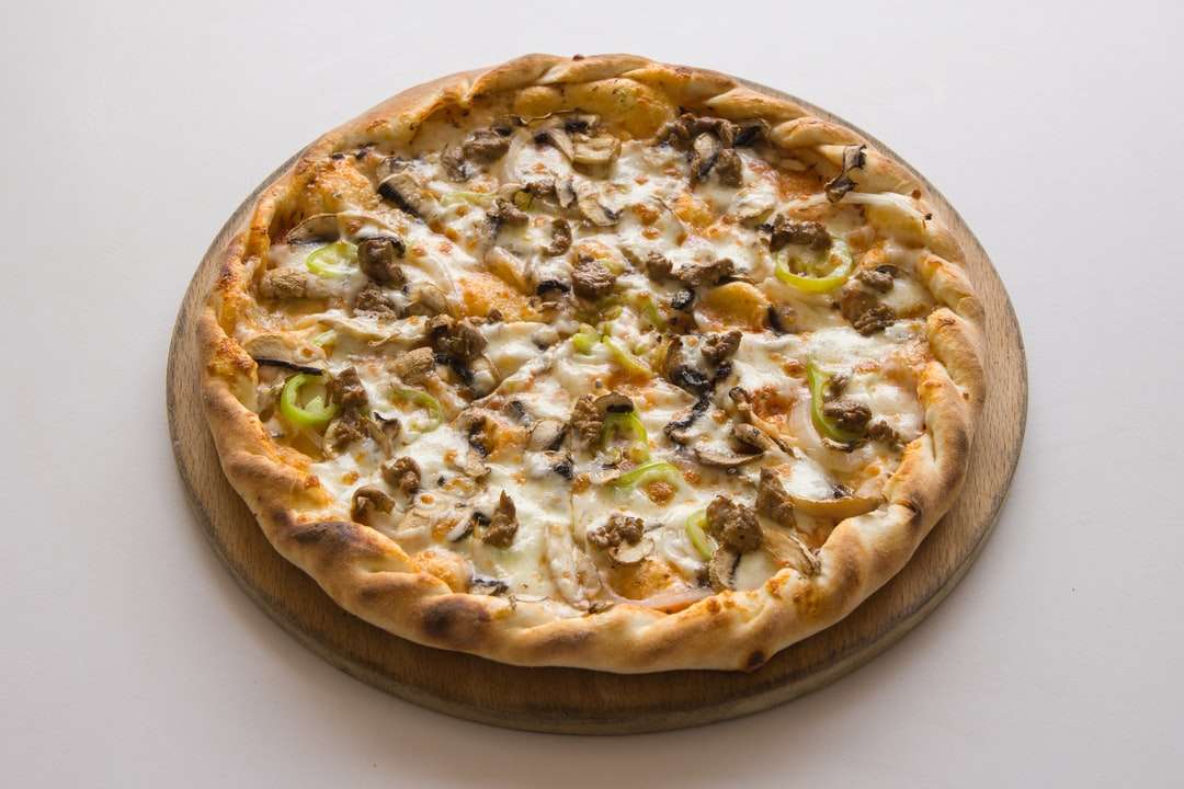 пицца на белой керамической тарелке онлайн-пазл