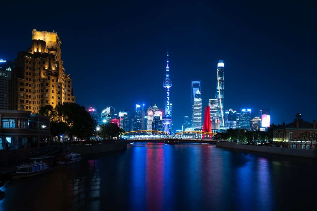 Panorama města během nočního času online puzzle