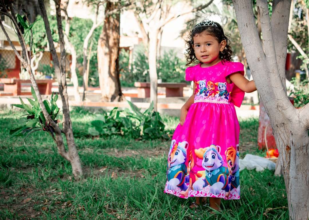 Κορίτσι σε ροζ και λευκό floral φόρεμα παζλ online
