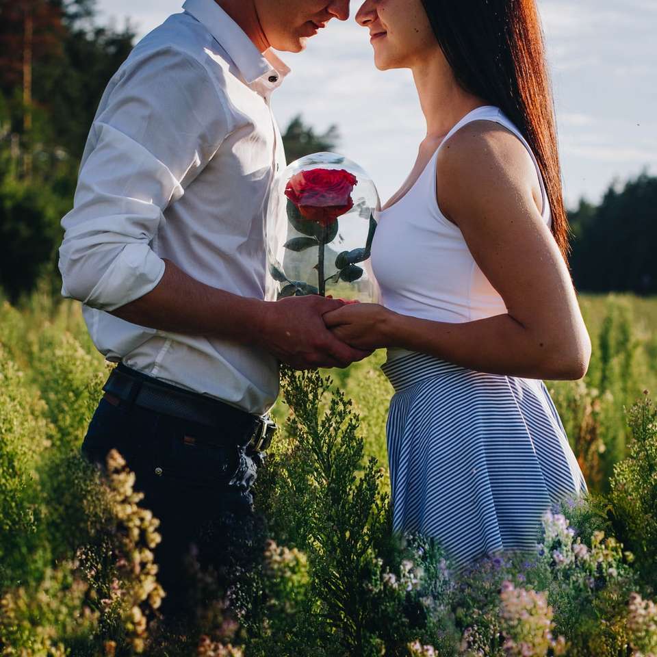 Homme en chemise de robe blanche tenant la rose rouge puzzle en ligne