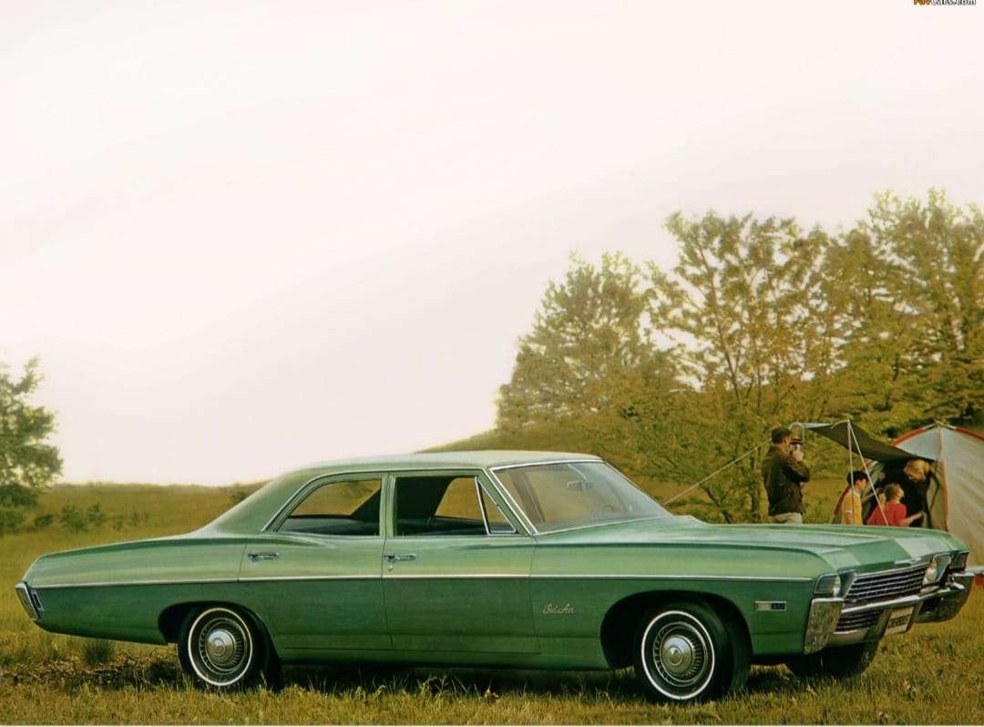 4-дверный седан Chevrolet Bel Air 1968 года выпуска. онлайн-пазл