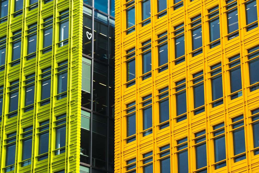 Edifício de concreto amarelo e preto puzzle online