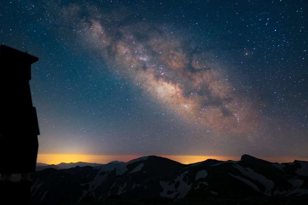 Silhouette di montagne sotto la notte stellata puzzle online