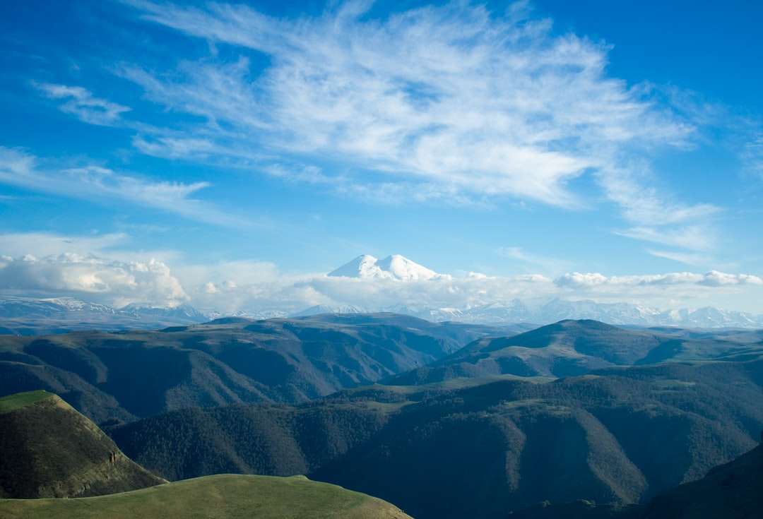 Munții verzi sub cerul albastru în timpul zilei puzzle online