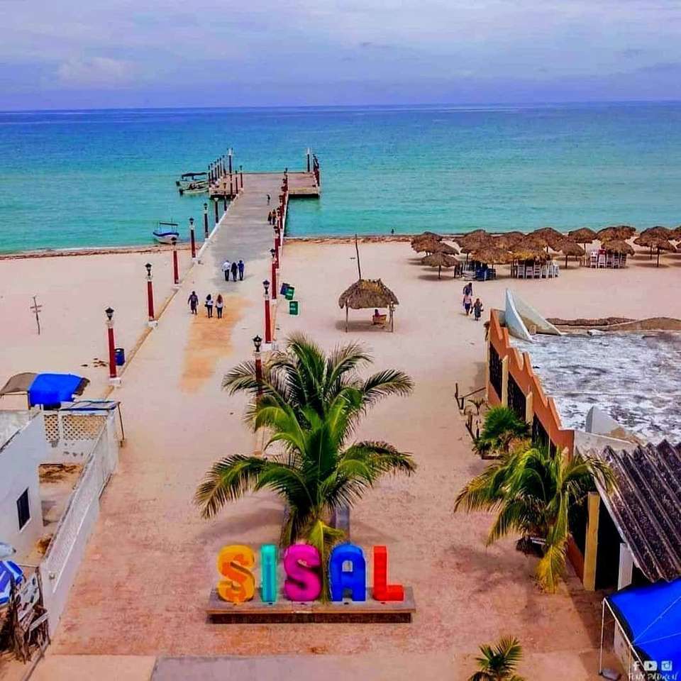 Playa del hotel junto al mar. rompecabezas en línea