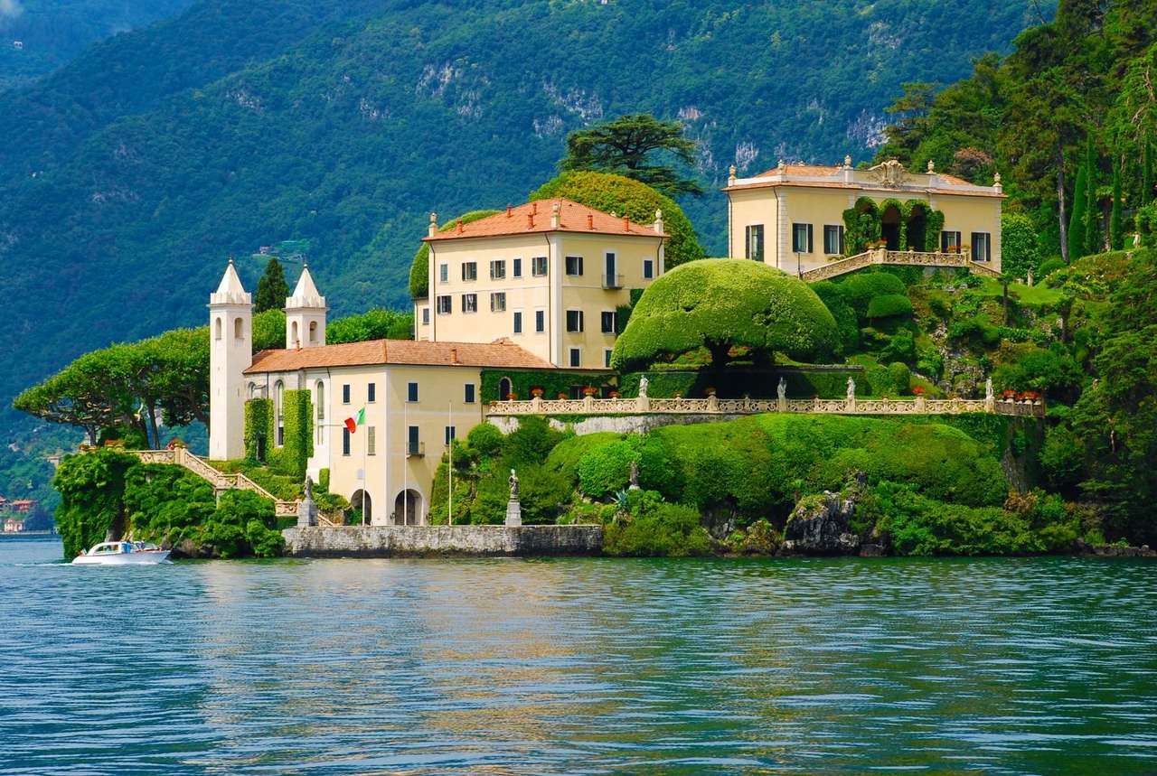 Villa en la península del lago italiano rompecabezas en línea