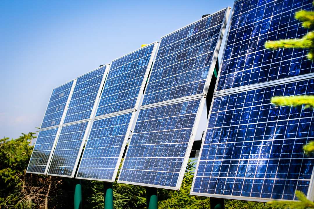 modré solární panely na zelené louce během dne skládačky online