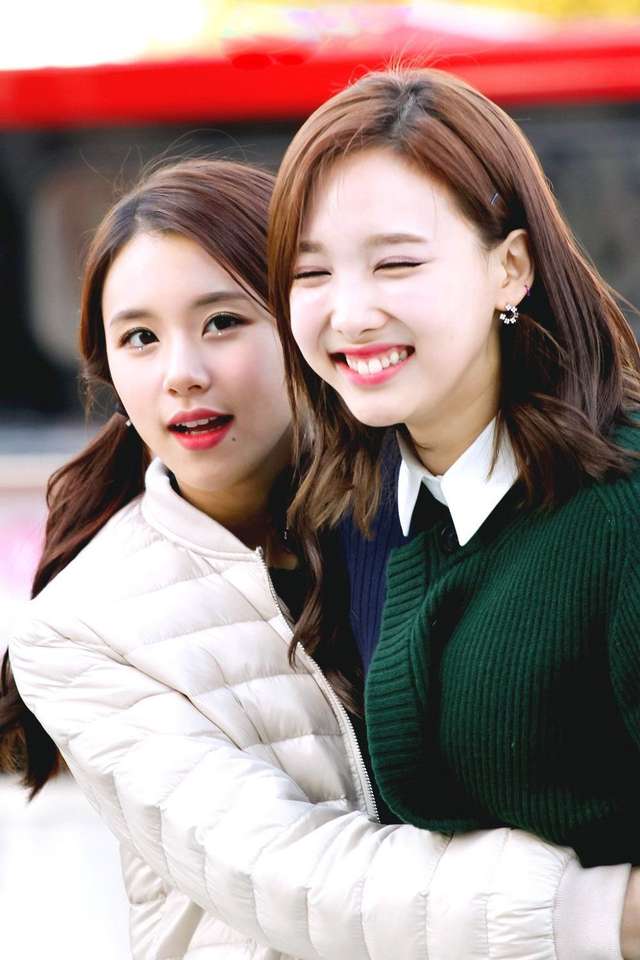 Nayeon și charyoung ????? jigsaw puzzle online