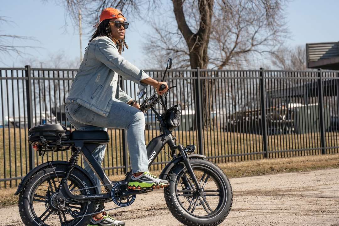 Nő fehér hosszú ujjú póló lovaglás zöld motorkerékpár online puzzle