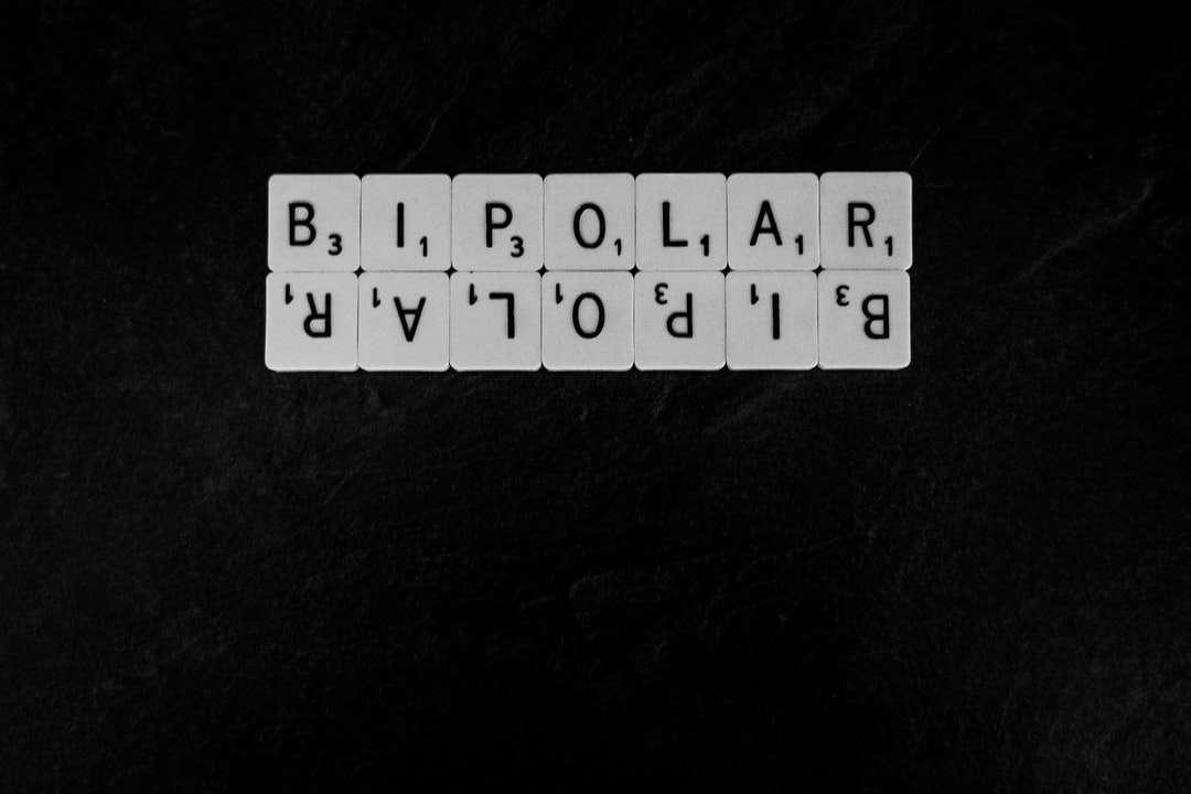 weißer und schwarzer Nummerndruck Puzzlespiel online