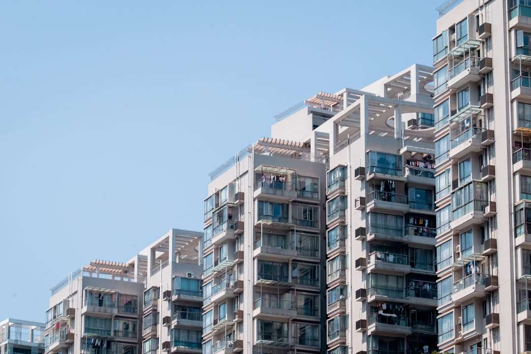 Bílá a hnědá betonová budova pod modrou oblohou online puzzle