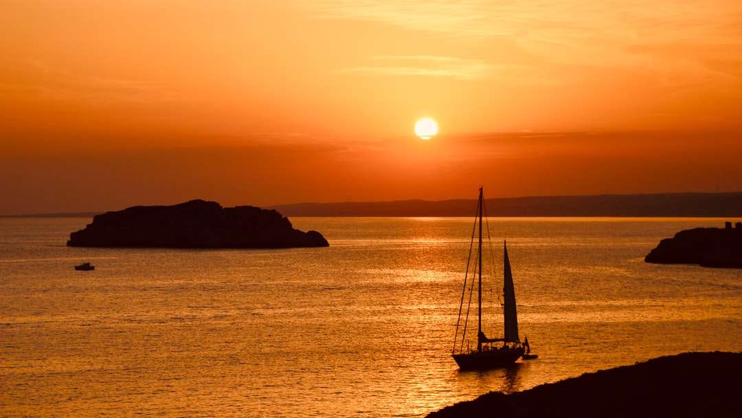 Σιλουέτα του ιστιοφόρου στη θάλασσα κατά τη διάρκεια του ηλιοβασιλέματος παζλ online