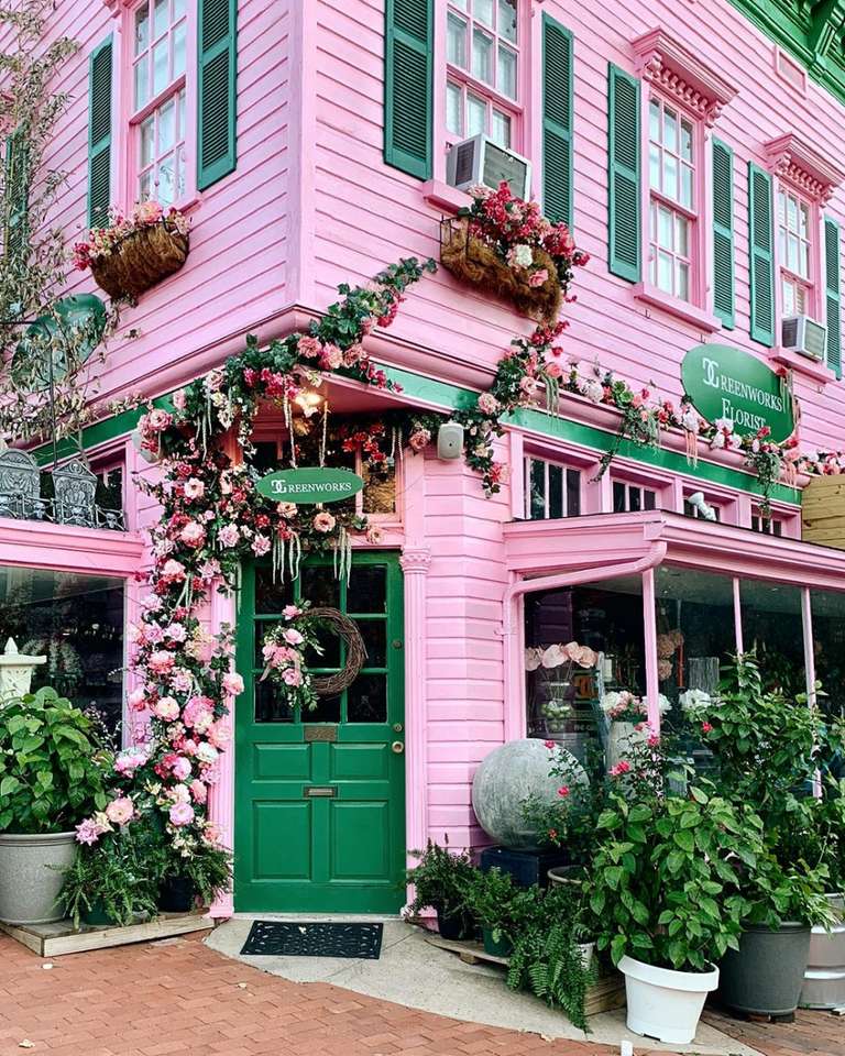 Ein rosa Haus in den Blumen Online-Puzzle