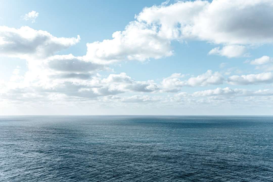 Blue Ocean sotto il cielo nuvoloso blu e bianco durante il giorno puzzle online
