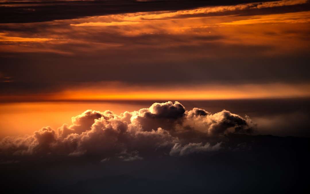 nuvens e nuvens durante o pôr do sol puzzle online