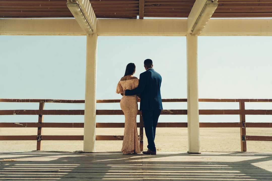 muž a žena stojící na dřevěném doku během dne online puzzle