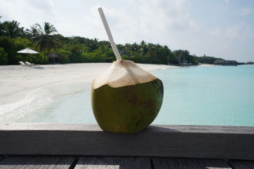 Fruta de coco na mesa de madeira marrom quebra-cabeças online