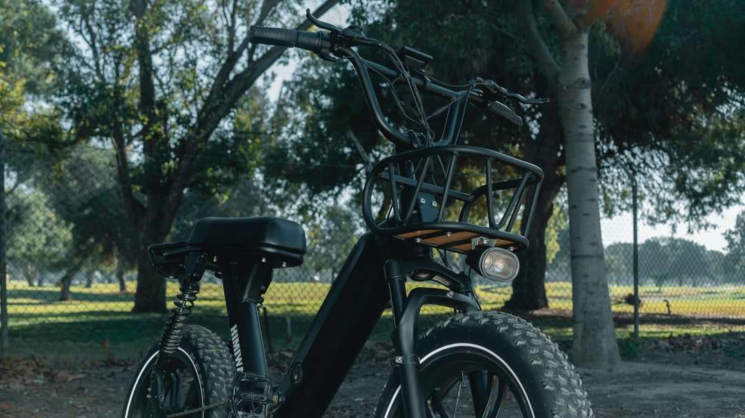 Schwarzes und braunes Fahrrad in der Nähe von grünen Bäumen tagsüber Puzzlespiel online
