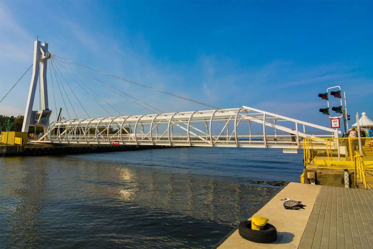 Μετακίνηση πεζογέφυρας πάνω από το κανάλι στο Ustka online παζλ