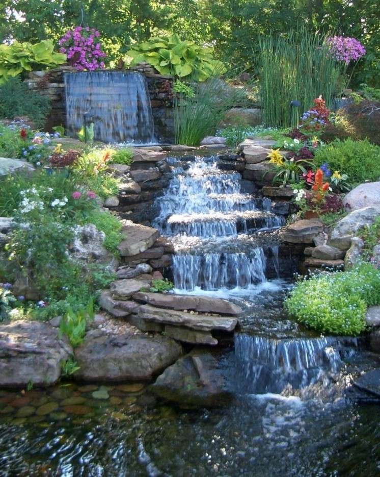 Водопад в градината онлайн пъзел