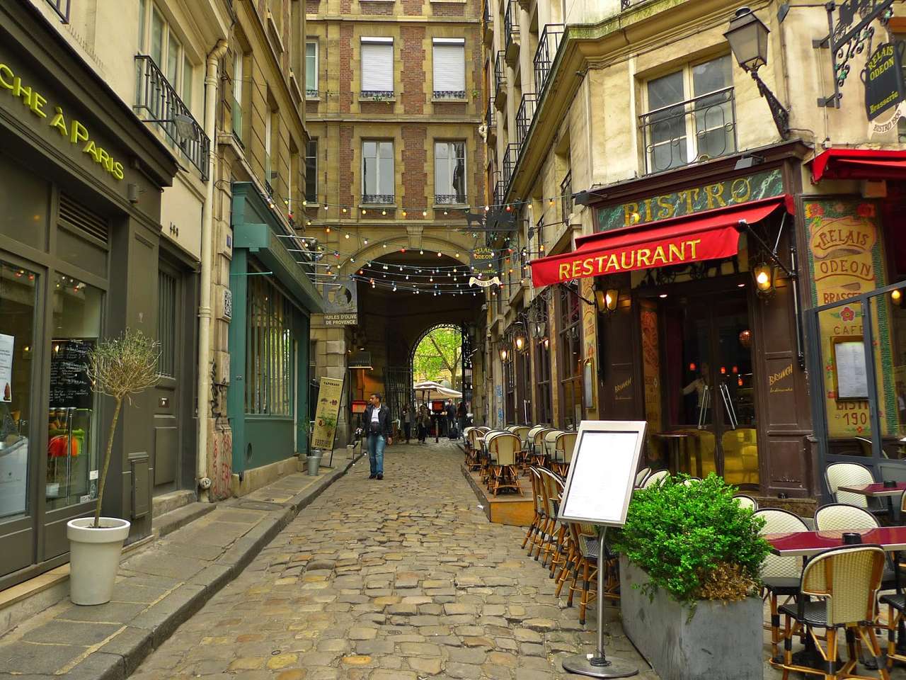 Kamienice pe o stradă de la Paris puzzle online