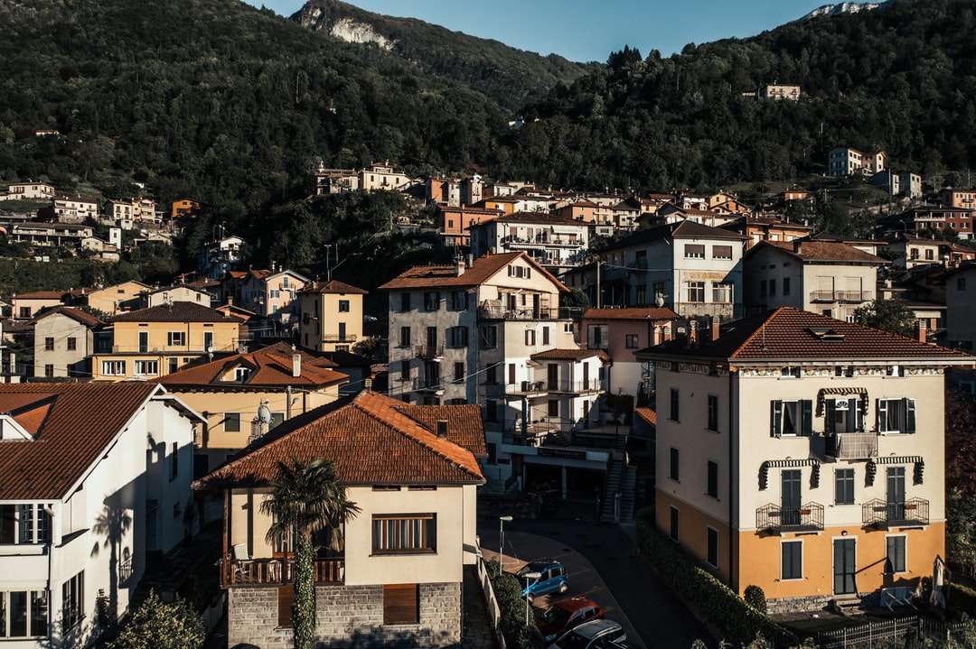 Fehér és barna beton épületek a hegy közelében online puzzle