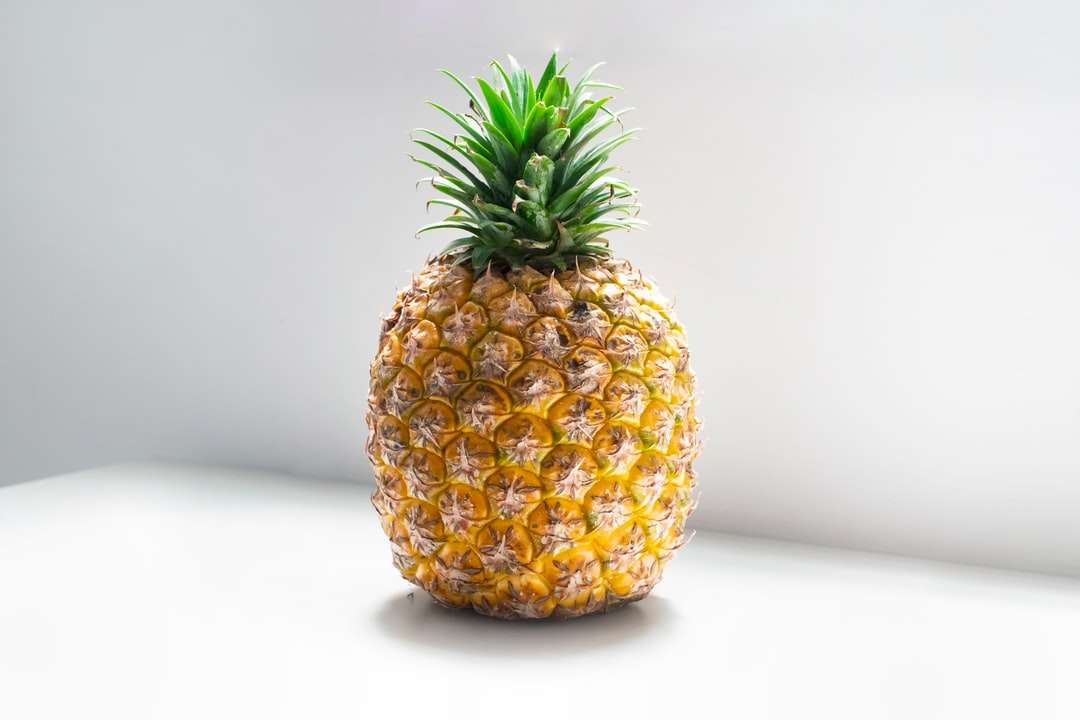 Ananasfrukt på vitt bord Pussel online