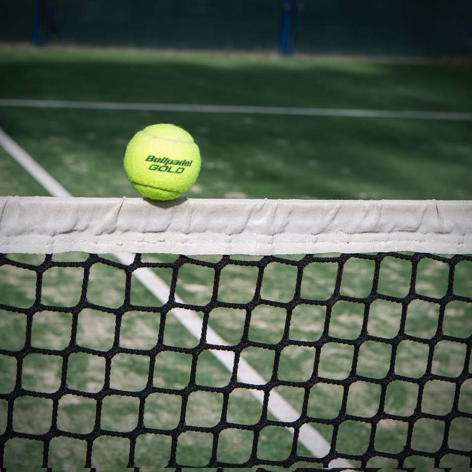pelota de tenis amarilla en la cancha de tenis rompecabezas en línea