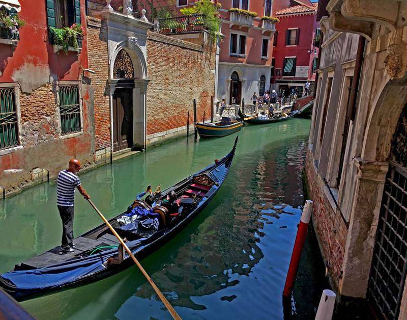Moving gondola after Konale in Venice jigsaw puzzle online