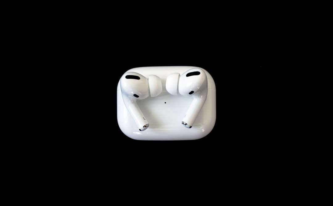 άσπρα ακουστικά μήλων σε λευκή επιφάνεια online παζλ