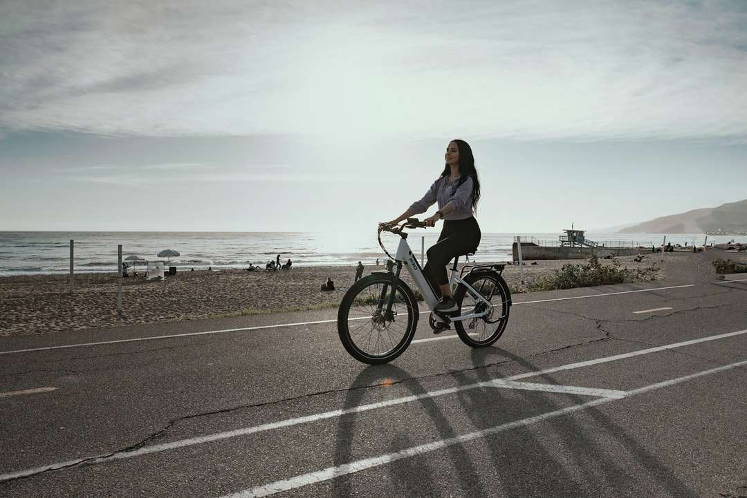 жена в черната риза с дълъг ръкав езда велосипед онлайн пъзел