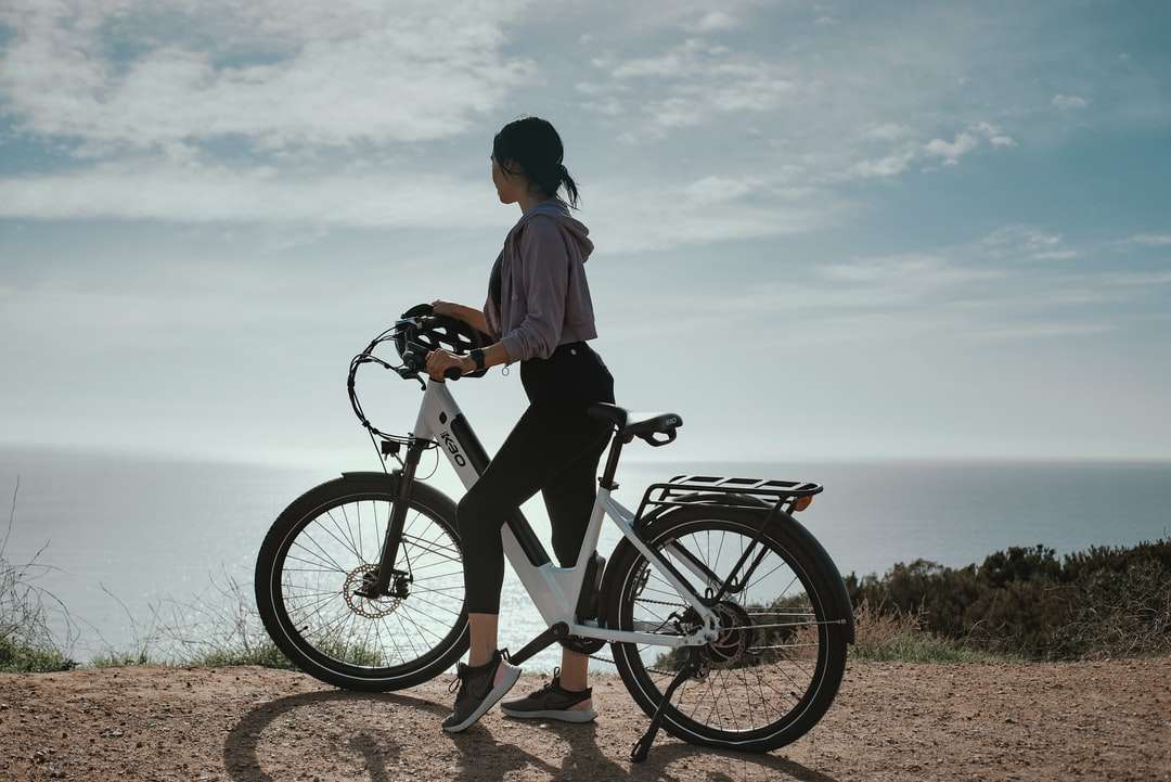 ember fehér ingben és fekete rövidnadrág fekete kerékpárral online puzzle