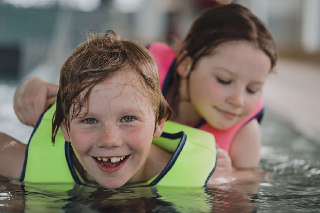 Menina na natação rosa de tanque na piscina durante o dia quebra-cabeças online